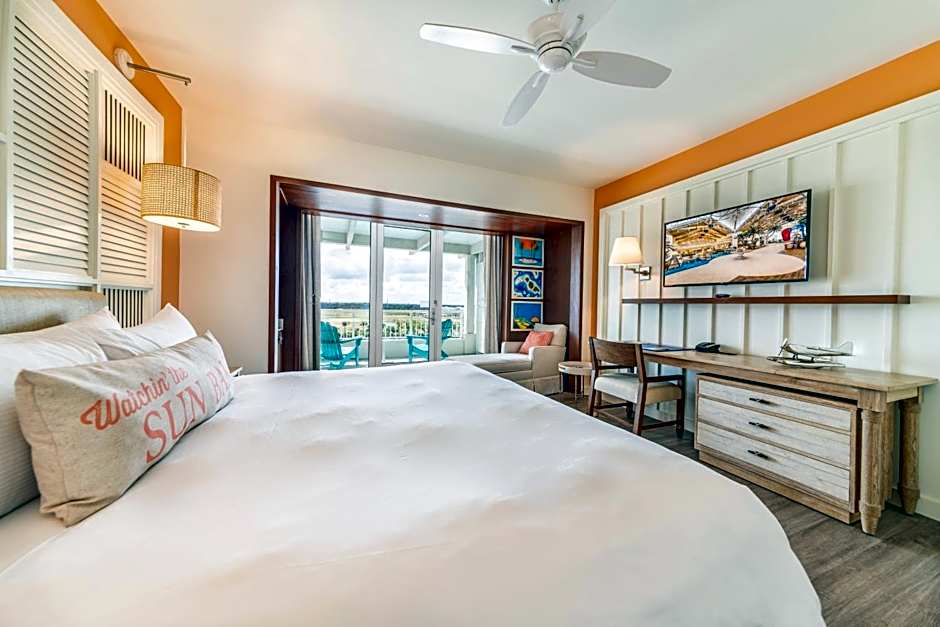 Photo 1 of 6 of 1 King Bed, Pool View
