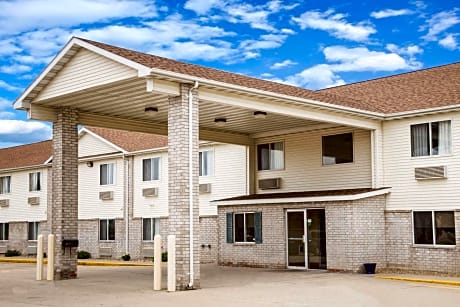 Days Inn by Wyndham Evansdale Waterloo