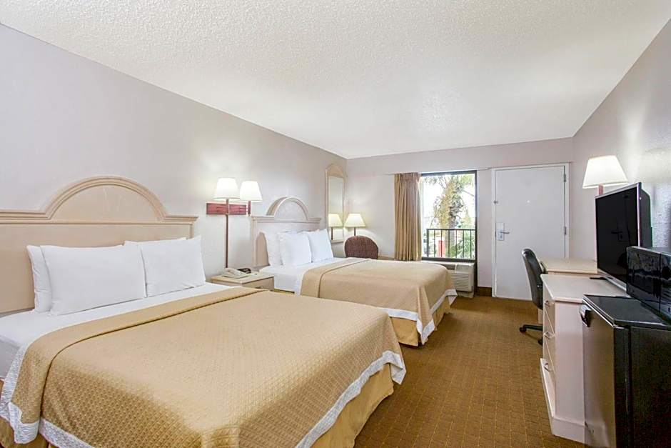 Days Inn & Suites by Wyndham Navarre - near Beaches/Hurlburt