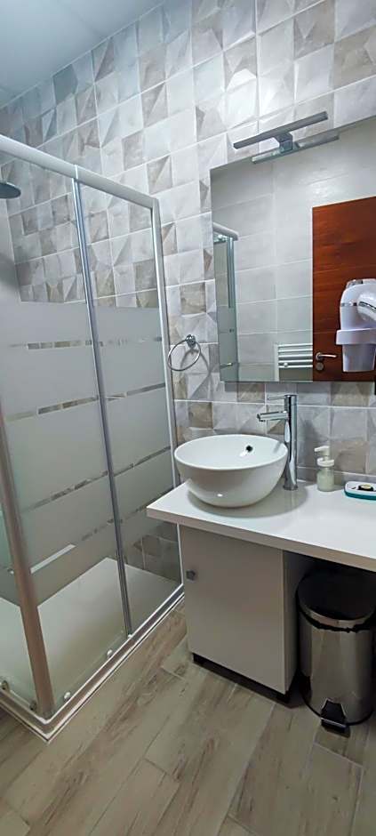 SQUARE HOTEL