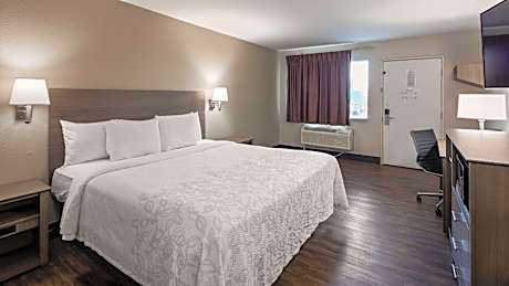 King Room with Bathtub - Disability Access/Non-Smoking