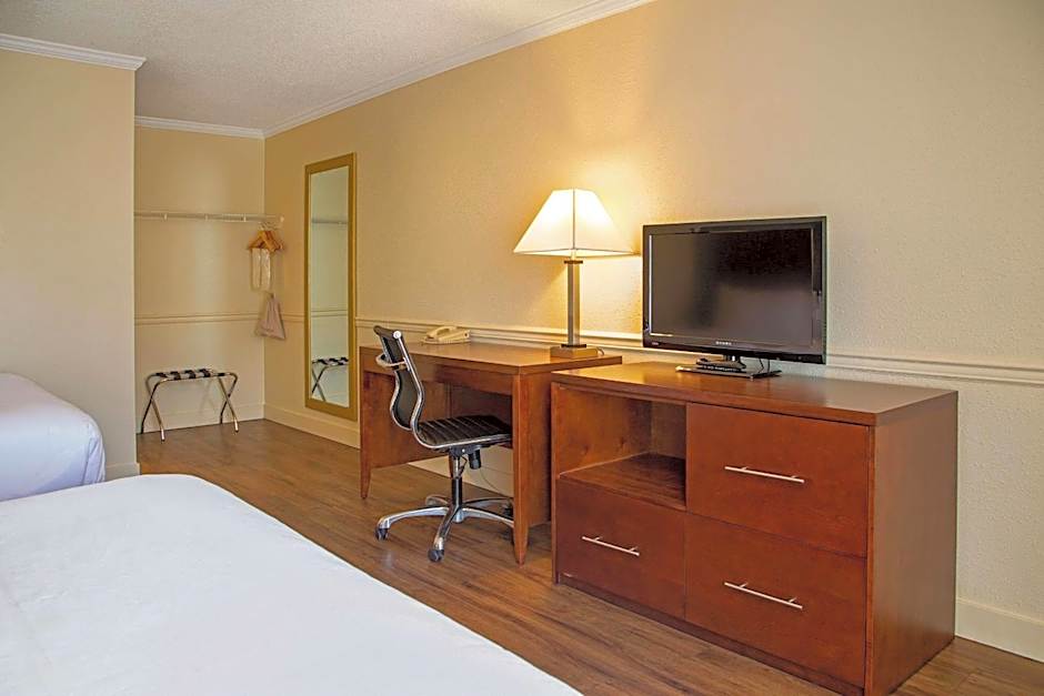 Econo Lodge Inn & Suites