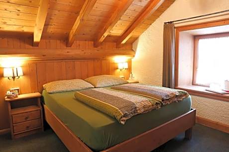 Double Room with Shared Bathroom and Mountain View