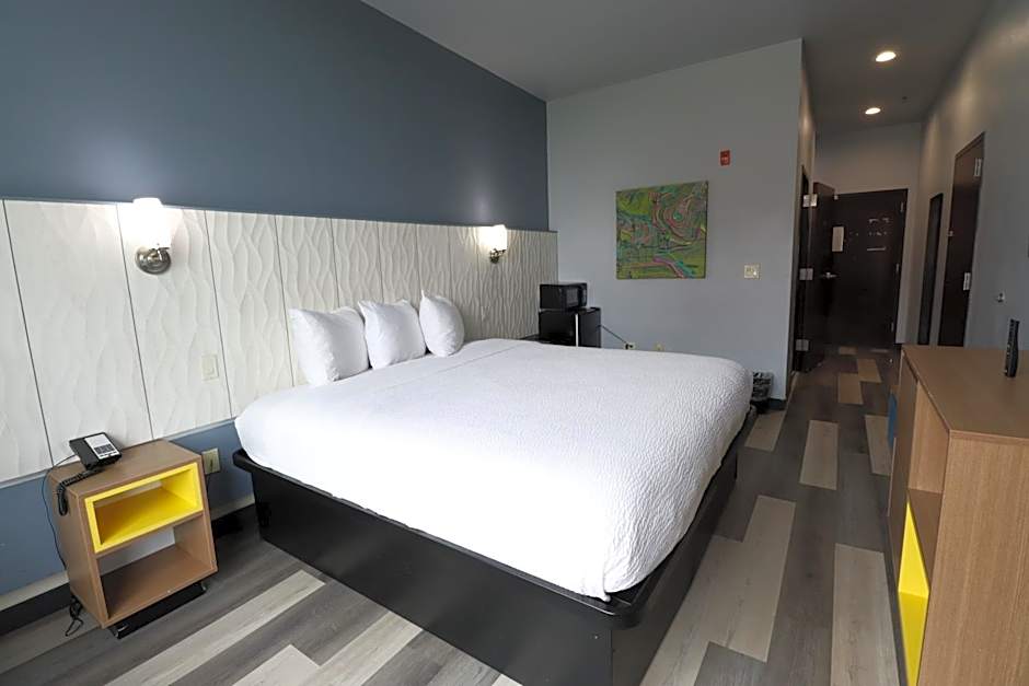 Days Inn & Suites by Wyndham Milwaukee