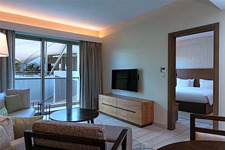 One-Bedroom Suite - Pool View & Lounge Access