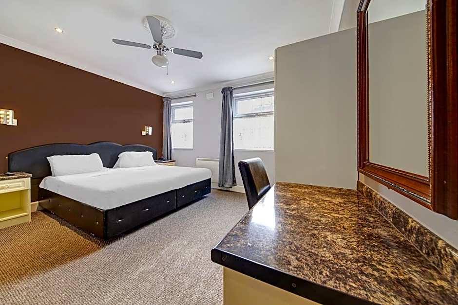 OYO Bostons Manor Hotel