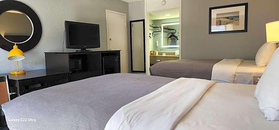 Quality Inn & Suites Gulf Breeze Bayside near Pensacola Beach