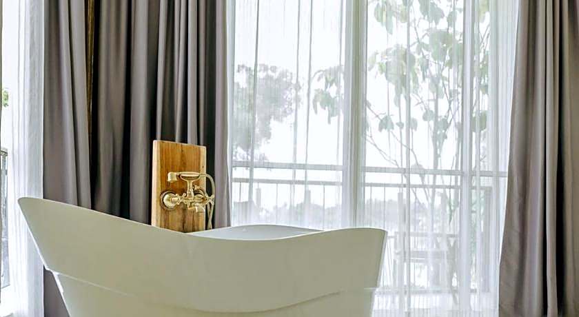 White Wall Riverfront Hotel