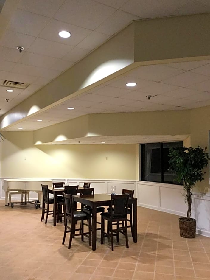 Days Inn & Suites by Wyndham Tallahassee Conf Center I-10