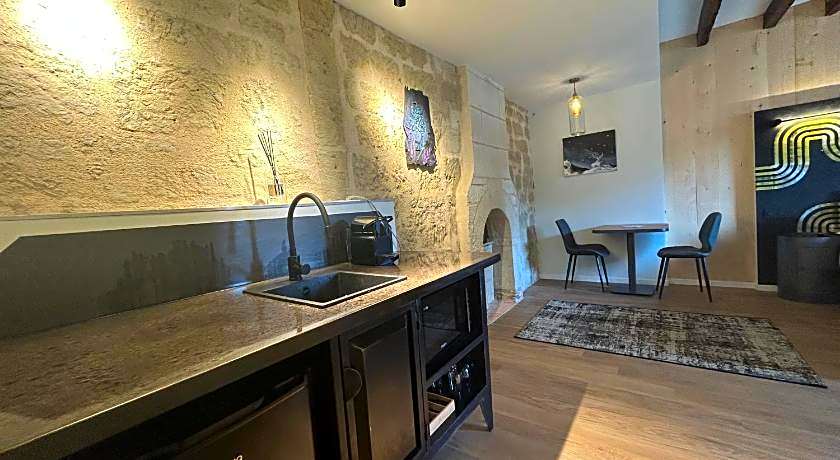 Le Chateau de Candes, sa Tour et ses Suites.