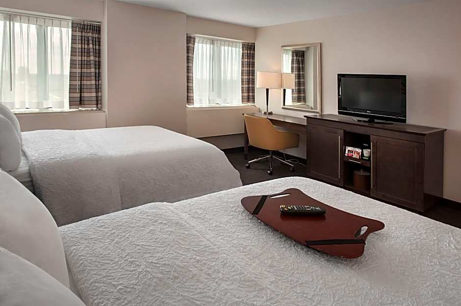 Hampton Inn By Hilton And Suites Milwaukee Downtown