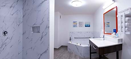 King Studio Suite with Whirlpool - Non-Smoking