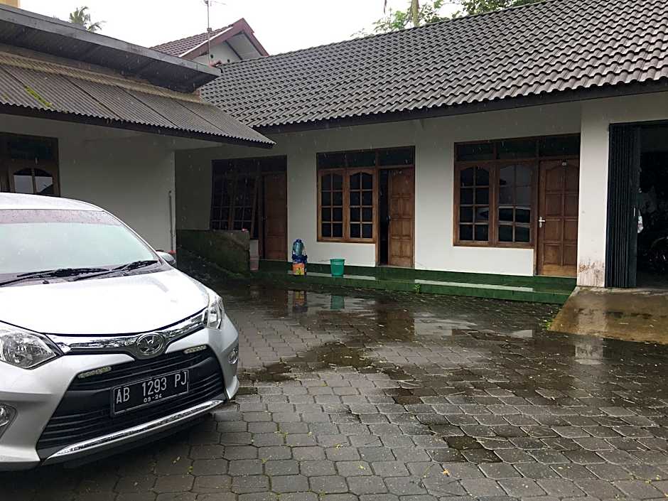 Penginapan Cipto Wening by ZUZU