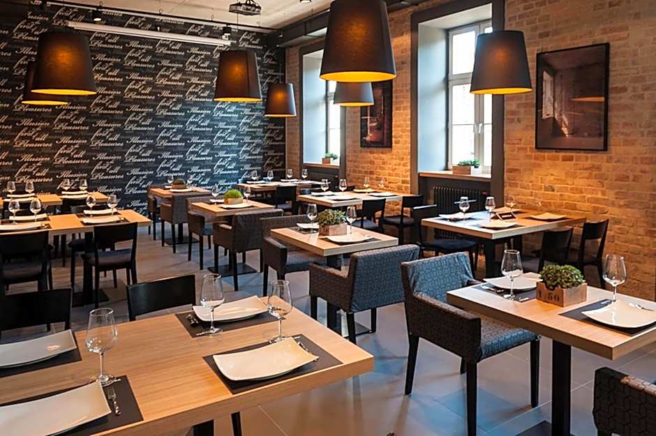 Qbatura Cafe & Hotel