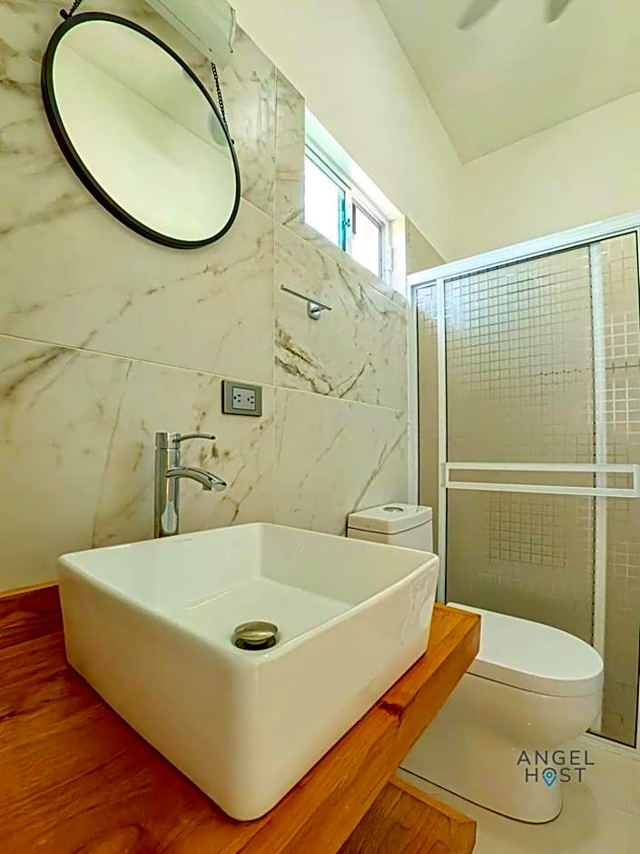 Commercial Zone Studios, Pool, BBQ and Beach 7 Blocks