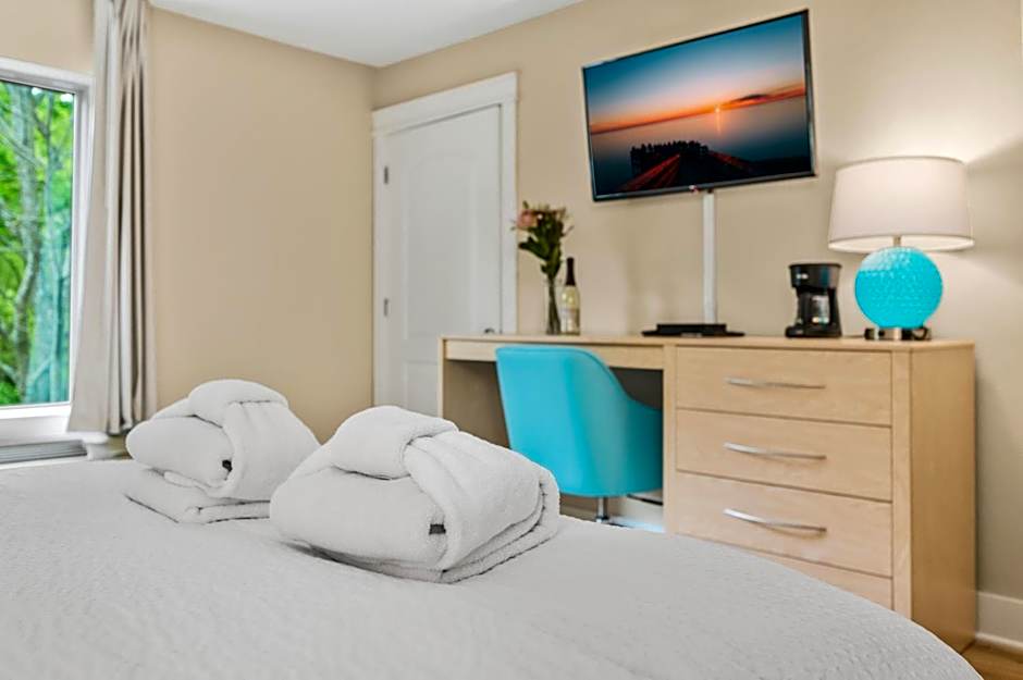 Gold Coast Inn ⁀➷ Breathtaking Sunsets ➠ Standard Lake View Room ➠ 106