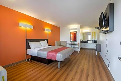2 Bed Feature Non-Smoking