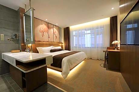 James Joyce - Queen Bed Room