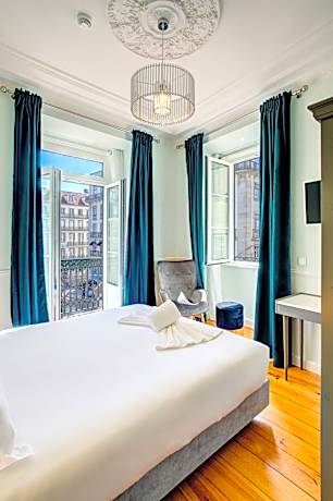 FLORBELA ESPANCA 04 (1 Queen Bed)