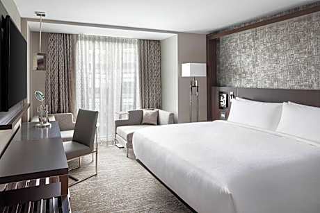 Superior King Room with Roll-in Shower - Mobility Accessible