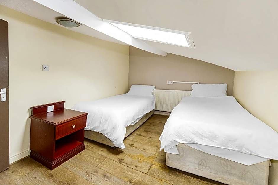 OYO Old Oak Tree Inn