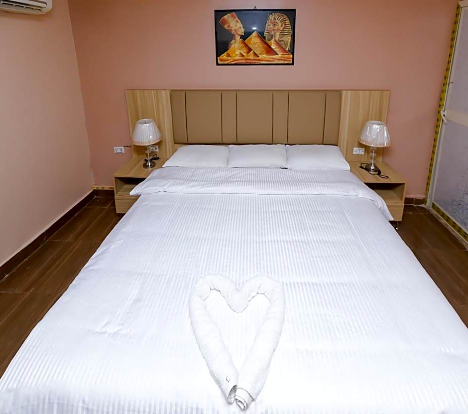 Pyramids Express View Hotel