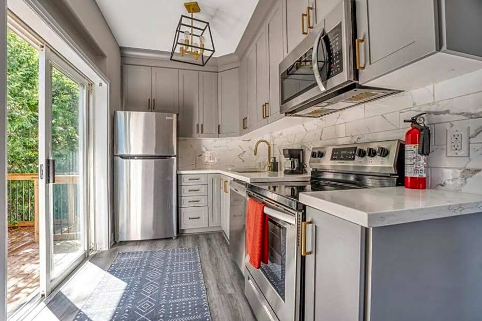 Chic Mid-Century Flat Downtown