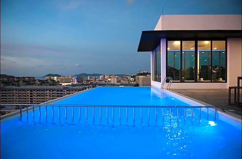 Sky Suite Top floor with Rooftop Pool & Gym