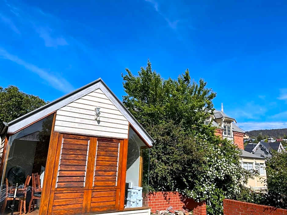 Lowena Cafe and Accommodation