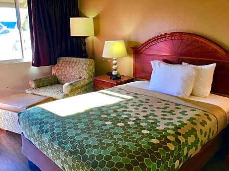 1 Queen Bed, Mobility Accessible Room, Bathtub w Grab Bars, Non-Smoking