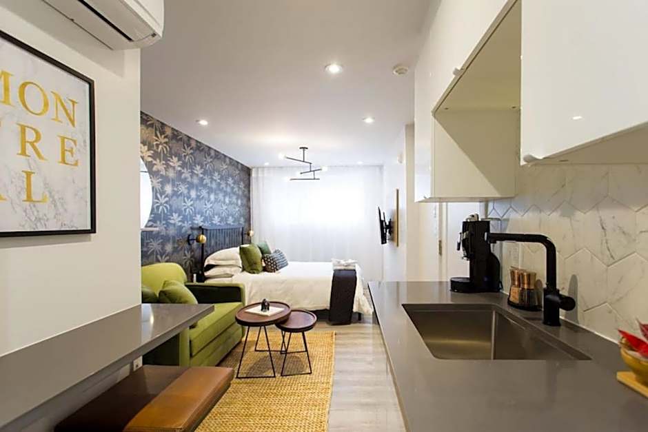 Palms Little Italy Studio with full bathroom by Denstays