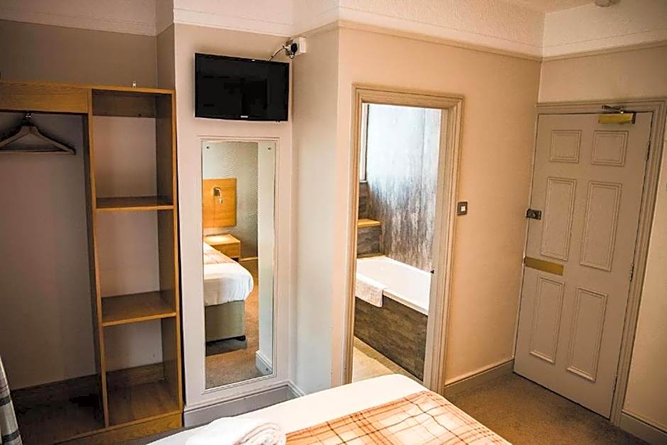 OYO The Red Lion Hotel