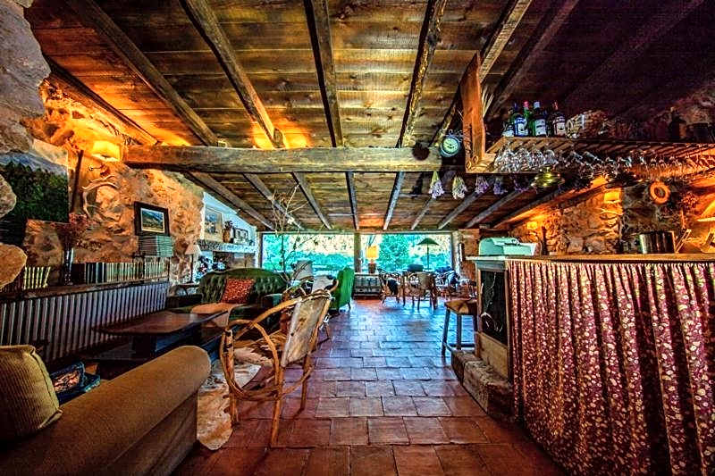 Hotel Royo Guarde-Puente Faco, junto al río Mundo