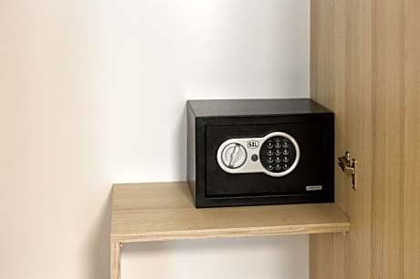 ANNEX BUILDING GARDEN FLOOR BALCONY ROOM