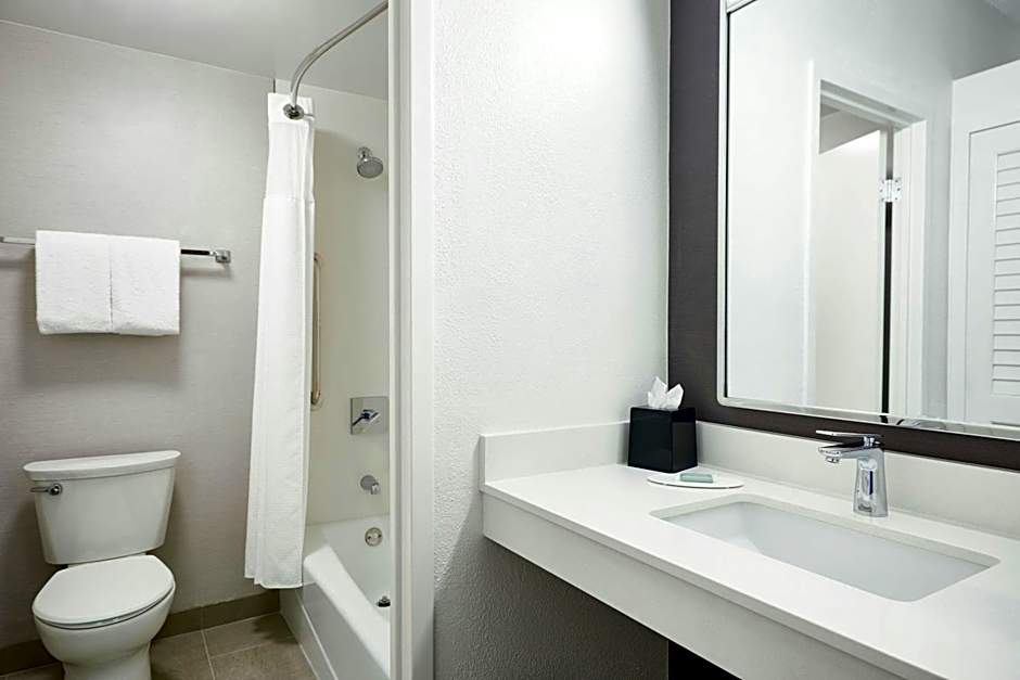 Courtyard by Marriott St. Louis Westport Plaza