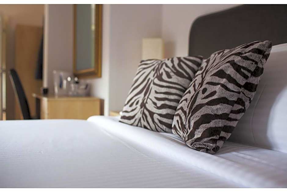 OYO White Horse Hotel