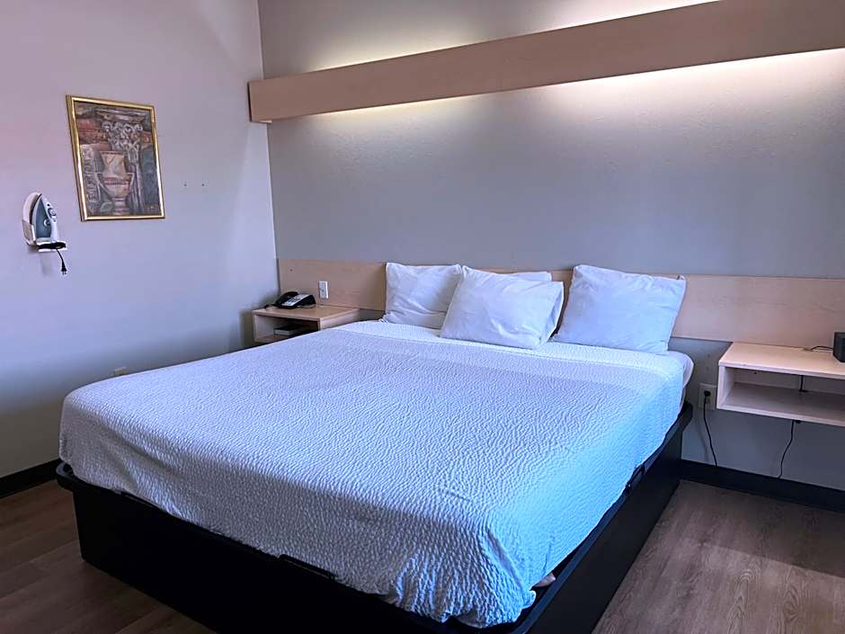 Days Inn & Suites by Wyndham Hutchinson