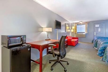 Standard Queen Room with Three Queen Beds - Non-Smoking