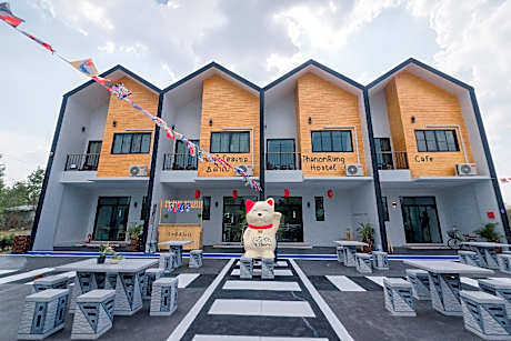 Phanomrung Hostel & Linn Chan Cafe