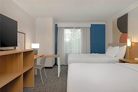 2 Queen Beds Mobility Accessible With Bathtub