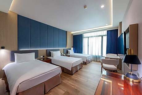 Deluxe Triple Room with Three Single Beds and Bathtub - Non-Smoking
