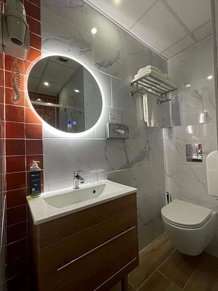 Brit Hotel Acacias