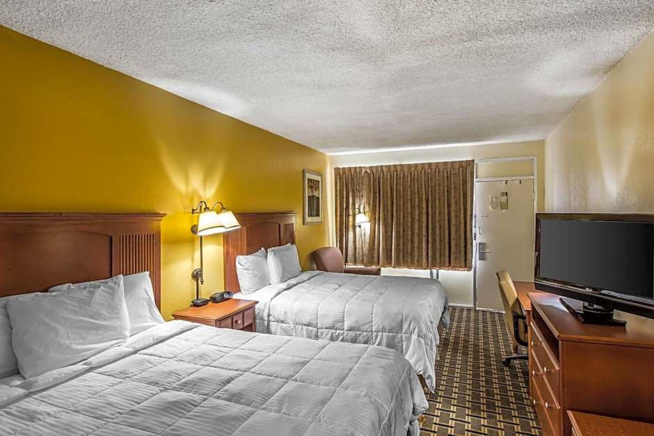 Econo Lodge Byron near Historic District - Warner Robins