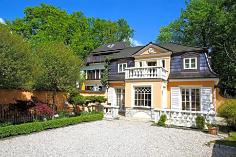 Yacht- , und Reisemobilhafen "Historisches Fährhaus" Wendenschloss