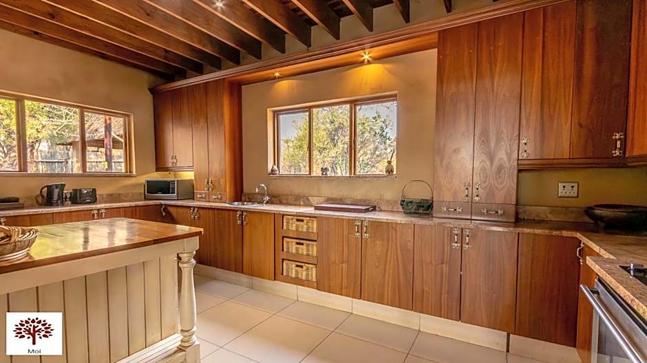 Zebula Golf and Wildlife Estate - Porcupine Strolling Pax 8 - Moi Signature Luxury villa