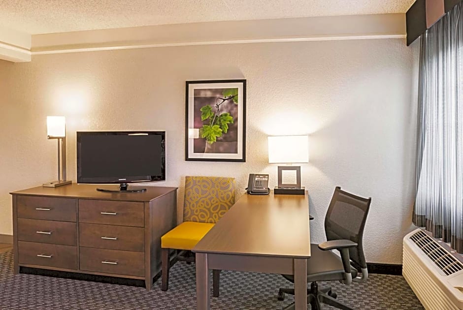 La Quinta Inn & Suites by Wyndham Fort Worth North