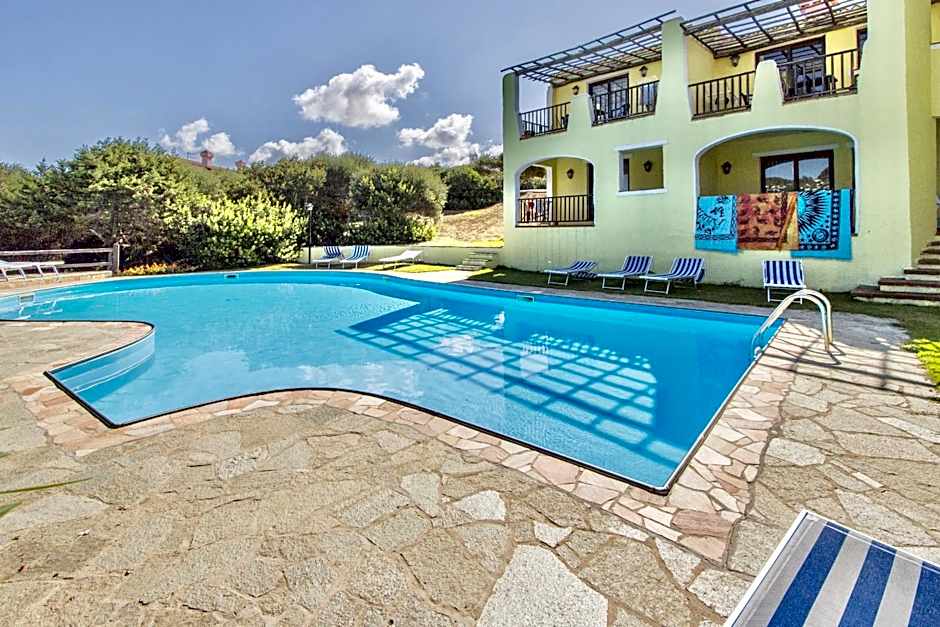 Villas with air conditioning and shared pool, just a few minutes from La Pelosa beach
