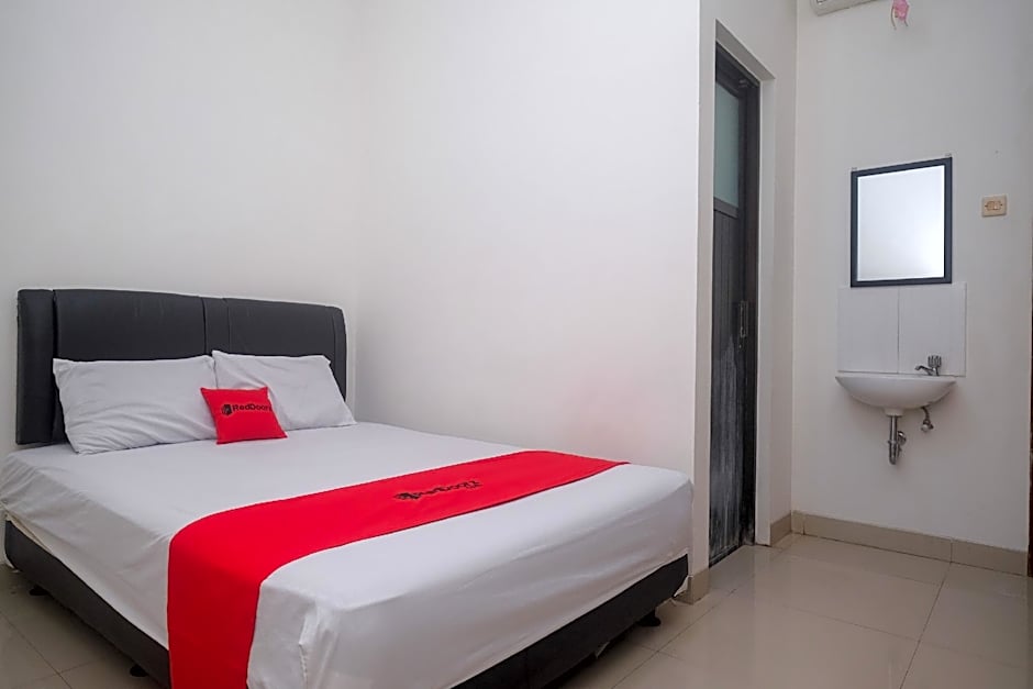 RedDoorz near Stasiun Solo Balapan 3