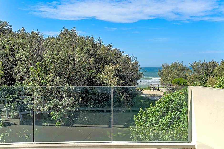 Absolute Beachfront Marcoola - Private Pool - Private Spa Bath - Games