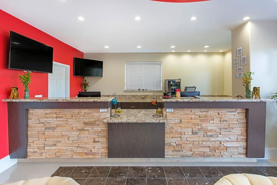 Econo Lodge Inn & Suites